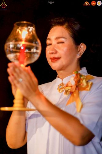 ภาพ No.224676:วันจันทร์ที่ 12 พฤษภาคม พ.ศ. 2568  ชาวพุทธในอินโดนีเซีย ร่วมฉลองวิสาขบูชาจุดประทีปกว่า 200,000 ดวง ณ พระมหาเจดีย์บรมพุทโธ  เจริญพุทธมนต์ถวาย “พระวชิรเกล้าเจ้าอยู่หัว”