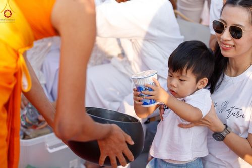 ภาพ No.201225:พิธีตักบาตรพระธรรมยาตรา ณ อนุสรณ์สถานลำดับที่ 5 สถานที่เผยแผ่วิชชาธรรมกายครั้งแรก อนุสรณ์สถานบางปลา วัดบางปลา อำเภอบางเลน จังหวัดนครปฐม ในโครงการธรรมยาตรา กตัญญูบูชา มหาปูชนียาจารย์ พระมงคลเทพมุนี(สด จนฺทสโร) พระผู้ปราบมาร อนุสรณ์สถาน 7 แห่ง ปีที่ 13