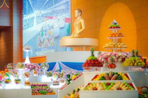 ภาพ No.139263:พิธีตักบาตร , พิธีบูชาข้าวพระ ณ ห้องแก้วสารพัด 1 สภาธรรมกายสากล วัดพระธรรมกาย วันอาทิตย์ต้นเดือนที่ 2 มิถุนายน พ.ศ. 2567