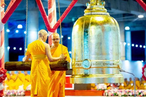 ภาพ No.224160:วันวิสาขบูชา วันอาทิตย์ที่ 11 พฤษภาคม พ.ศ. 2568 พิธีจุดวิสาขประทีป ,  พิธีเวียนประทักษิณรอบพระมหาธรรมกายเจดีย์ , พิธีฉลองชัยสวดมนต์บทธัมมจักกัปปวัตตนสูตร ครบ 7,357,000,000 จบ ณ มหารัตนวิหารคด วัดพระธรรมกาย