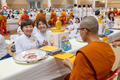 ภาพ No.60142:พิธีเจริญพระพุทธมนต์ "ฉลองอายุวัฒนมงคล 80 ปี หลวงพ่อธัมมชโย" พิธีถวายไทยธรรม คณะสงฆ์ 10,000 กว่าวัดทั่วประเทศ ในวันคุ้มครองโลก วันจันทร์ที่ 22 เมษายน พ.ศ. 2567 ณ สภาธรรมกายสากล วัดพระธรรมกาย จ.ปทุมธานี