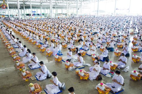 ภาพ No.48254:ประมวลภาพพิธีถวายผ้าอาบน้ำฝน และประทีปโคมไฟ เนื่องในวันอาสาฬหบูชา ประจำปี 2565