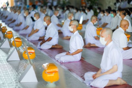 ภาพ No.47597:ประมวลภาพพิธีขอขมาและมอบผ้าไตร โครงการบรรพชาอุปสมบทหมู่ รุ่นเข้าพรรษา 2565