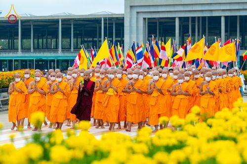 ภาพ No.52110:ประมวลภาพพิธีตักบาตรมิตรภาพไทย-เมียนมาร์ 105 รูป ณ วัดพระธรรมกาย