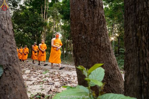 ภาพ No.40999:พิธีตัดปอยผม ปลงผม ขอขมารับผ้าไตรและพิธีบรรพชา ในโครงการอุปสมบท บูชาธรรมมหาปูชนียาจารย์ ประจำปี 2564 ชุดที่ 18