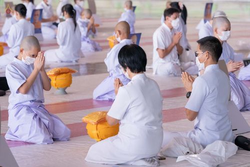 ภาพ No.44272:ประมวลภาพพิธีเวียนประทักษิณ, พิธีวันทาพระมหาธรรมกายเจดีย์ และพิธีขอขมารับผ้าไตร โครงการบวชภาคฤดูร้อน พ.ศ. 2565