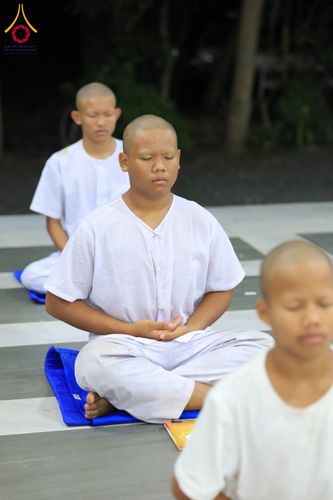 ภาพ No.319938:วันที่ 1 เมษายน พ.ศ.2569 นาคน้อยว่าที่สามเณรธรมทายาท จำนวน 98 คน  ร่วมกันสวดมนต์ทำวัตรเย็นและนั่งสมาธิ ณ ศูนย์ปฏิบัติธรรมบุรีรัมย์ จ.บุรีรัมย์