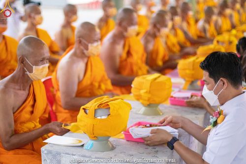 ภาพ No.40237:พิธีตัดปอยผม ปลงผม ขอขมารับผ้าไตรและพิธีบรรพชา ในโครงการอุปสมบท บูชาธรรมมหาปูชนียาจารย์ ประจำปี 2564 ชุดที่ 10