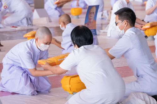 ภาพ No.44273:ประมวลภาพพิธีเวียนประทักษิณ, พิธีวันทาพระมหาธรรมกายเจดีย์ และพิธีขอขมารับผ้าไตร โครงการบวชภาคฤดูร้อน พ.ศ. 2565