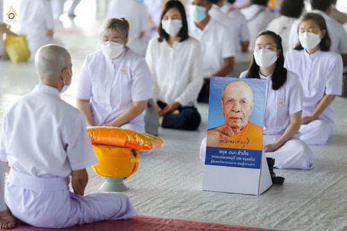 ภาพ No.47599:ประมวลภาพพิธีขอขมาและมอบผ้าไตร โครงการบรรพชาอุปสมบทหมู่ รุ่นเข้าพรรษา 2565