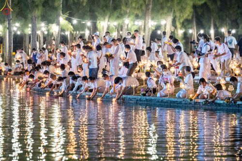 ภาพ No.55411:ประมวลภาพพิธีลอยกระทงธรรม ณ วัดพระธรรมกาย (วันที่ 8 พฤศจิกายน พ.ศ. 2565)