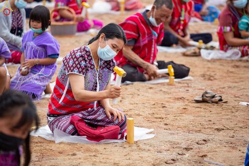 ภาพ No.50694:ประมวลภาพพิธีตักบาตร ณ วัดแม่แพ จ.แม่ฮ่องสอน เนื่องในวันธรรมชัย