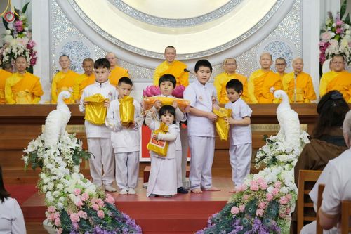 ภาพ No.54820:ประมวลภาพพิธีทอดกฐิน ณ วัดพระธรรมกายนิวคาสเซิล ประเทศอังกฤษ  (วันที่ 30 ตุลาคม พ.ศ. 2565)