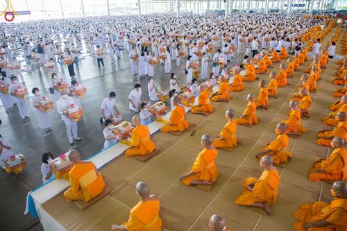 ภาพ No.48257:ประมวลภาพพิธีถวายผ้าอาบน้ำฝน และประทีปโคมไฟ เนื่องในวันอาสาฬหบูชา ประจำปี 2565