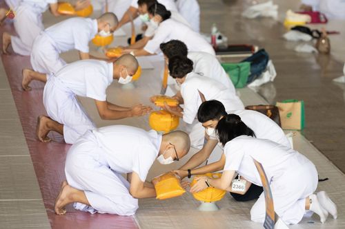 ภาพ No.44275:ประมวลภาพพิธีเวียนประทักษิณ, พิธีวันทาพระมหาธรรมกายเจดีย์ และพิธีขอขมารับผ้าไตร โครงการบวชภาคฤดูร้อน พ.ศ. 2565