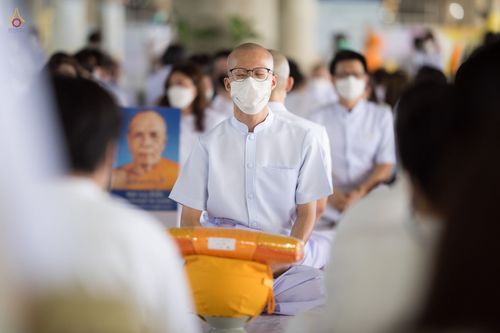 ภาพ No.47601:ประมวลภาพพิธีขอขมาและมอบผ้าไตร โครงการบรรพชาอุปสมบทหมู่ รุ่นเข้าพรรษา 2565