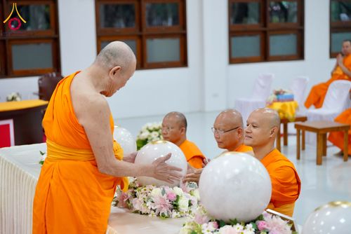 ภาพ No.294273:วันอาทิตย์ที่ 14 ธันวาคม พ.ศ.2568 พิธีเจริญพระพุทธมนต์สมโภชดวงแก้วลูกนิมิตเอก และดวงแก้วนิมิตปฏิบัติธรรม อัญเชิญประดิษฐาน  ณ วัดพระธรรมกายในประเทศสหรัฐอเมริกาและประเทศเยอรมนี 7 แห่ง ณ อาคารปลูกศรัทธา 2 วัดพระธรรมกาย