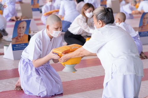 ภาพ No.44274:ประมวลภาพพิธีเวียนประทักษิณ, พิธีวันทาพระมหาธรรมกายเจดีย์ และพิธีขอขมารับผ้าไตร โครงการบวชภาคฤดูร้อน พ.ศ. 2565