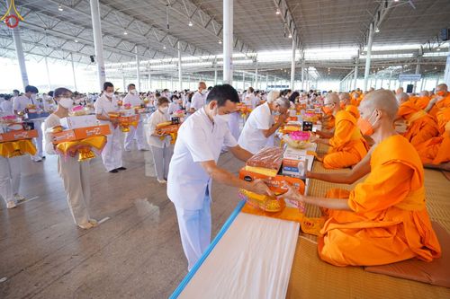 ภาพ No.48255:ประมวลภาพพิธีถวายผ้าอาบน้ำฝน และประทีปโคมไฟ เนื่องในวันอาสาฬหบูชา ประจำปี 2565