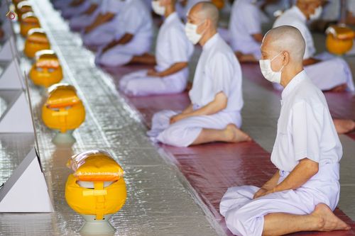 ภาพ No.47602:ประมวลภาพพิธีขอขมาและมอบผ้าไตร โครงการบรรพชาอุปสมบทหมู่ รุ่นเข้าพรรษา 2565