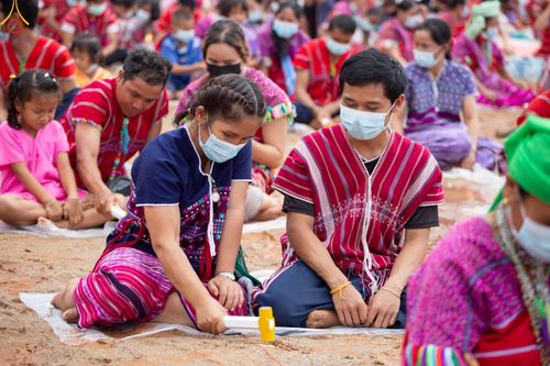 ภาพ No.50693:ประมวลภาพพิธีตักบาตร ณ วัดแม่แพ จ.แม่ฮ่องสอน เนื่องในวันธรรมชัย