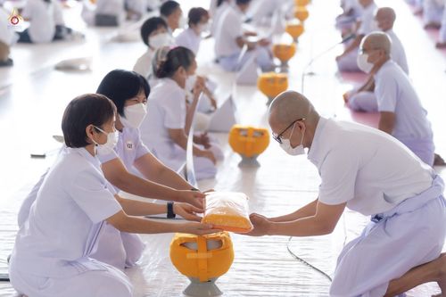 ภาพ No.44276:ประมวลภาพพิธีเวียนประทักษิณ, พิธีวันทาพระมหาธรรมกายเจดีย์ และพิธีขอขมารับผ้าไตร โครงการบวชภาคฤดูร้อน พ.ศ. 2565