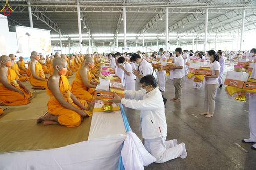 ภาพ No.48256:ประมวลภาพพิธีถวายผ้าอาบน้ำฝน และประทีปโคมไฟ เนื่องในวันอาสาฬหบูชา ประจำปี 2565