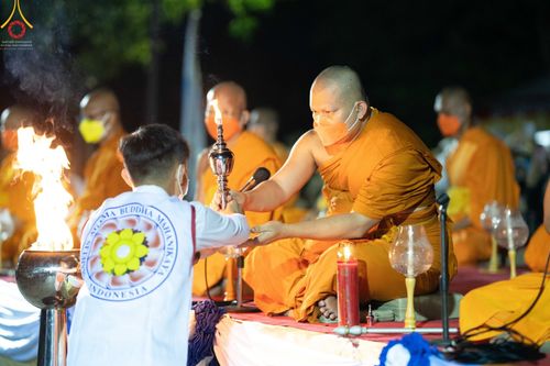 ภาพ No.46556:พิธีจุดโคมวิสาขประทีป วันวิสาขบูชา พ.ศ. 2565 ณ ประเทศอินโดนีเซีย