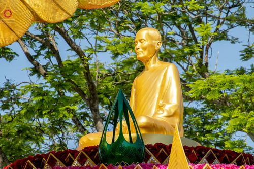 ภาพ No.42731:พิธีอัญเชิญมยุรนาวากาศ ประดิษฐาน ณ อาคาร 100 ปี เนื่องในวันคล้ายวันเกิด ครบ 113 ปี คุณยายอาจารย์มหารัตนอุบาสิกาจันทร์ ขนนกยูง