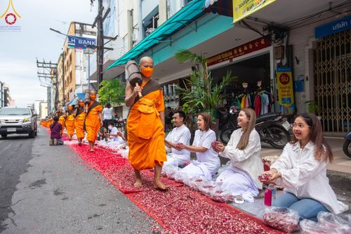 ภาพ No.128352:พิธีอัญเชิญพระบรมสารีริกธาตุ " ใจกลางเมืองนครหาดใหญ่ " เพื่อประดิษฐาน ณ มหารัตนเจดีย์สิริปทุมสวรรค์ (เจดีย์อริยพุทธะ 5 พระองค์) ศูนย์ปฏิบัติธรรมภาคใต้ อ.บางกล่ำ จ.สงขลา  วันที่ 9 มีนาคม พ.ศ.2567 (ชุดที่ 1)