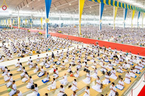 ภาพ No.167647:พิธีตักบาตรและพิธีบูชาข้าวพระ ในวันอาทิตย์ที่ 3 พฤศจิกายน พ.ศ. 2567 ณ วัดพระธรรมกาย