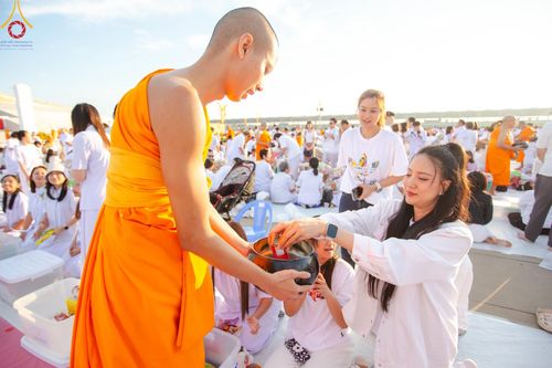 ภาพ No.187890:พิธีตักบาตรฉลองพระใหม่ ต้อนรับพุทธศักราช 2568 ณ ลานธรรมพระมหาธรรมกายเจดีย์ วัดพระธรรมกาย จ.ปทุมธานี วันที่ 1 มกราคม พ.ศ. 2568