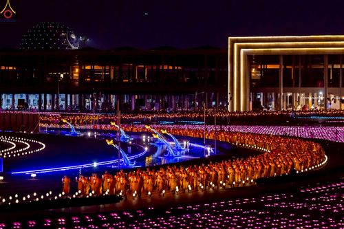 ภาพ No.224117:วันวิสาขบูชา วันอาทิตย์ที่ 11 พฤษภาคม พ.ศ. 2568 พิธีจุดวิสาขประทีป ,  พิธีเวียนประทักษิณรอบพระมหาธรรมกายเจดีย์ , พิธีฉลองชัยสวดมนต์บทธัมมจักกัปปวัตตนสูตร ครบ 7,357,000,000 จบ ณ มหารัตนวิหารคด วัดพระธรรมกาย