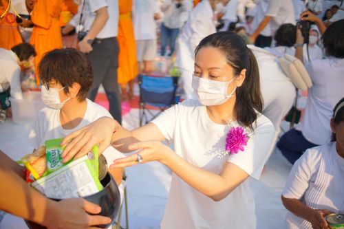 ภาพ No.116195:พิธีตักบาตรพระธรรมยาตรา ณ อนุสรณ์สถานลำดับที่ 4 สถานที่เกิดด้วยกายธรรม วัดโบสถ์(บน) จ.นนทบุรี วันที่ 21 มกราคม พ.ศ. 2567