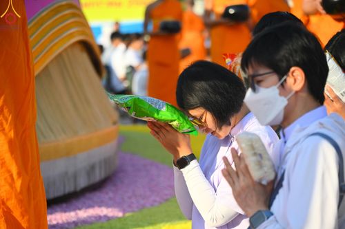 ภาพ No.197793:พิธีตักบาตรพระธรรมยาตรา ณ อนุสรณ์สถานลำดับที่ 4 สถานที่เกิดด้วยกายธรรม วัดโบสถ์(บน) ต.บางคูเวียง จ.นนทบุรี ในโครงการธรรมยาตรา กตัญญูบูชา มหาปูชนียาจารย์ พระมงคลเทพมุนี(สด จนฺทสโร) พระผู้ปราบมาร อนุสรณ์สถาน 7 แห่ง ปีที่ 13 วันที่ 19 มกราคม พ.ศ. 2568