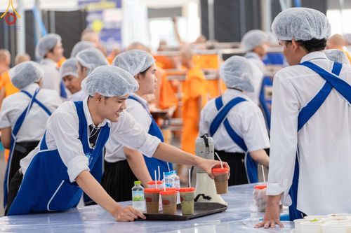 ภาพ No.58974:V.40 ภัตตาหารพระหมื่นวัด เราจัดให้ การปฏิบัติงานของเจ้าหน้าที่และอาสาสมัคร เพื่อรับบุญในการถวายภัตตาหาร แด่คณะสงฆ์ 10,000 กว่าวัดทั่วประเทศ ที่มาร่วมงานวันคุ้มครองโลก จันทร์ที่ 22 เมษายน พ.ศ. 2567 ณ วัดพระธรรมกาย