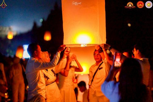 ภาพ No.224633:วันจันทร์ที่ 12 พฤษภาคม พ.ศ. 2568  ชาวพุทธในอินโดนีเซีย ร่วมฉลองวิสาขบูชาจุดประทีปกว่า 200,000 ดวง ณ พระมหาเจดีย์บรมพุทโธ  เจริญพุทธมนต์ถวาย “พระวชิรเกล้าเจ้าอยู่หัว”