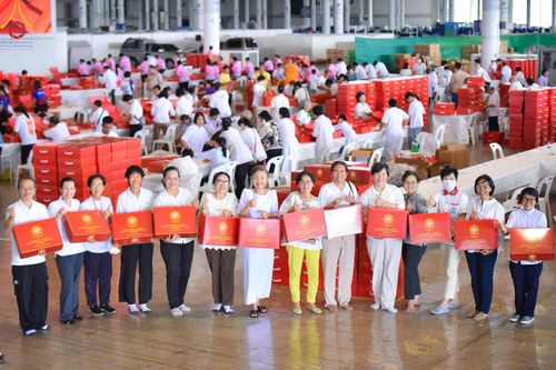 ภาพ No.212180:วันจันทร์ที่ 17 มีนาคม พ.ศ. 2568 บุญบรรจุกล่องไทยธรรม เพื่อถวายแด่พระสังฆาธิการ 40,000 กว่าวัดทั่วไทย ในวันคุ้มครองโลก 22 เมษายน พ.ศ. 2568 ณ บ้านแก้วเรือนทองคุณยายฯ วัดพระธรรมกาย