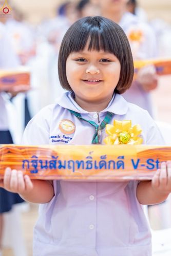 ภาพ No.246072:วันเสาร์ที่ 13 กันยายน พ.ศ. 2568 พิธีมอบผ้าไตรประธานกฐินสัมฤทธิ์เด็กดี V-Star ณ สภาธรรมกายสากล วัดพระธรรมกาย