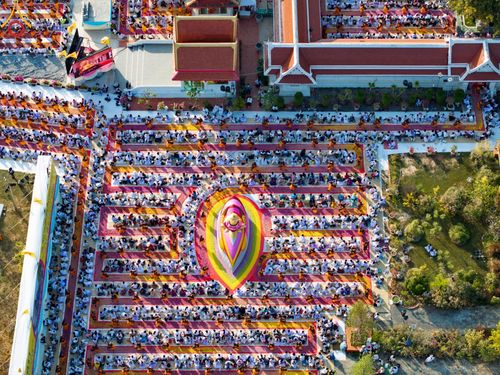 ภาพ No.193413:พิธีต้อนรับพระธรรมยาตรา ณ อนุสรณ์สถาน สถานที่เกิดในเพศสมณะ วัดสองพี่น้อง อำเภอสองพี่น้อง จังหวัดสุพรรณบุรี ในโครงการธรรมยาตรา กตัญญูบูชา มหาปูชนียาจารย์ พระมงคลเทพมุนี(สด จนฺทสโร) พระผู้ปราบมาร อนุสรณ์สถาน 7 แห่ง ปีที่ 13 วันที่ 11 มกราคม พ.ศ. 2568