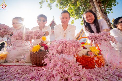 ภาพ No.110543:พิธีต้อนรับพระธรรมยาตรา ในโครงการธรรมยาตรากตัญญูบูชา มหาปูชนียาจารย์ พระมงคลเทพมุนี(สด จนฺทสโร) พระผู้ปราบมาร อนุสรณ์สถาน 7 แห่ง ปีที่ 12 วันที่ 11 มกราคม พ.ศ. 2567 ณ อนุสรณ์สถานลำดับที่ 3 สถานที่เกิดใหม่ในเพศสมณะ วัดสองพี่น้อง จ.สุพรรณบุรี