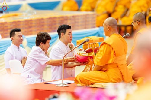 ภาพ No.167857:พิธีทอดกฐิน และ พิธีกรานกฐิน ในวันอาทิตย์ที่ 3 พฤศจิกายน พ.ศ. 2567 ณ วัดพระธรรมกาย จ.ปทุมธานี