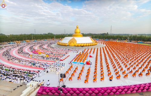 ภาพ No.302613:วันที่ 24 มกราคม พ.ศ. 2569 พิธีตักบาตรพระธรรมยาตรา(ภาพชุดที่ 2) ณ อนุสรณ์สถานลำดับที่ 5 สถานที่เผยแผ่วิชชาธรรมกายครั้งแรก อนุสรณ์สถานบางปลา วัดบางปลา อำเภอบางเลน จังหวัดนครปฐม ในโครงการธรรมยาตรา กตัญญูบูชา มหาปูชนียาจารย์ พระมงคลเทพมุนี(สด จนฺทสโร) พระผู