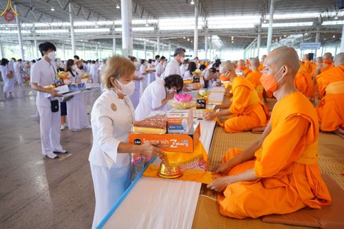 ภาพ No.48260:ประมวลภาพพิธีถวายผ้าอาบน้ำฝน และประทีปโคมไฟ เนื่องในวันอาสาฬหบูชา ประจำปี 2565