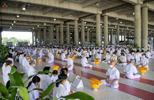 ภาพ No.47604:ประมวลภาพพิธีขอขมาและมอบผ้าไตร โครงการบรรพชาอุปสมบทหมู่ รุ่นเข้าพรรษา 2565