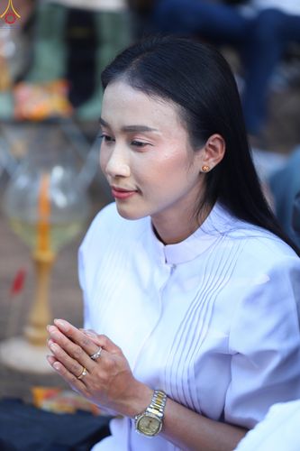 ภาพ No.290056:วันที่ 6 มกราคม พ.ศ. 2569 พิธีจุดประทีปถวายเป็นพุทธบูชา และบูชาธรรมมหาปูชนียาจารย์ (ภาพชุดที่ 2) ณ อนุสรณ์สถานมหาวิหารพระมงคลเทพมุนี (โลตัสแลนด์) อ.สองพี่น้อง จ.สุพรรณบุรี ในโครงการธรรมยาตรา กตัญญูบูชา มหาปูชนียาจารย์ พระมงคลเทพมุนี(สด จนฺทสโร) พระผู้ปรา