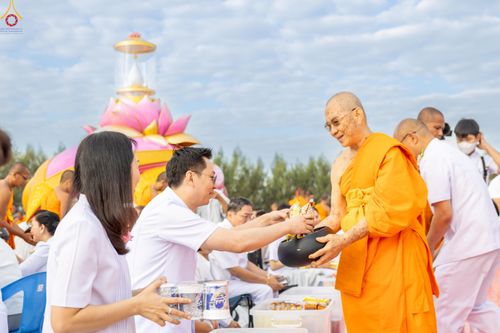 ภาพ No.302685:วันที่ 24 มกราคม พ.ศ. 2569 พิธีตักบาตรพระธรรมยาตรา(ภาพชุดที่ 2) ณ อนุสรณ์สถานลำดับที่ 5 สถานที่เผยแผ่วิชชาธรรมกายครั้งแรก อนุสรณ์สถานบางปลา วัดบางปลา อำเภอบางเลน จังหวัดนครปฐม ในโครงการธรรมยาตรา กตัญญูบูชา มหาปูชนียาจารย์ พระมงคลเทพมุนี(สด จนฺทสโร) พระผู