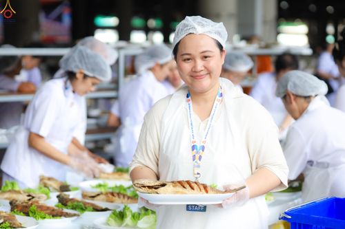 ภาพ No.325839:วันที่ 22 เมษายน พ.ศ.2569(วันคุ้มครองโลก) งานถวายมหาสังฆทาน 40,000 กว่าวัดทั่วประเทศ เจ้าหน้าที่ สาธุชน ร่วมใจจัดเตรียมภัตตาหารเพล (ชุด 2)