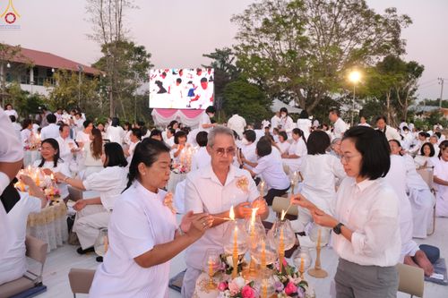 ภาพ No.294044:วันที่ 13 มกราคม พ.ศ. 2569 พิธีจุดประทีปถวายเป็นพุทธบูชา และบูชาธรรมมหาปูชนียาจารย์  (ภาพชุดที่ 2) ณ วัดสองพี่น้อง ต.ต้นตาล อ.สองพี่น้อง จ.สุพรรณบุรี ในโครงการธรรมยาตรา กตัญญูบูชา มหาปูชนียาจารย์ พระมงคลเทพมุนี(สด จนฺทสโร) พระผู้ปราบมาร อนุสรณ์สถาน 7 แห่