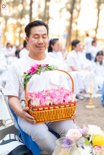 ภาพ No.290030:วันที่ 6 มกราคม พ.ศ. 2569 พิธีจุดประทีปถวายเป็นพุทธบูชา และบูชาธรรมมหาปูชนียาจารย์ (ภาพชุดที่ 2) ณ อนุสรณ์สถานมหาวิหารพระมงคลเทพมุนี (โลตัสแลนด์) อ.สองพี่น้อง จ.สุพรรณบุรี ในโครงการธรรมยาตรา กตัญญูบูชา มหาปูชนียาจารย์ พระมงคลเทพมุนี(สด จนฺทสโร) พระผู้ปรา